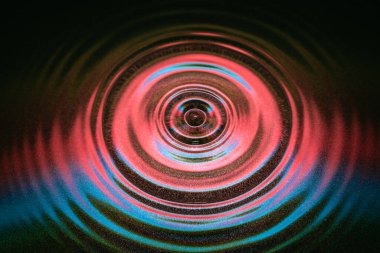 Renkli yüzeye soyut su damlası sıçraması