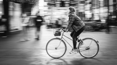 Aralık 2020 'de Leiden, Hollanda' dan bisikletle geçen bir bisikletlinin görüntüsü.