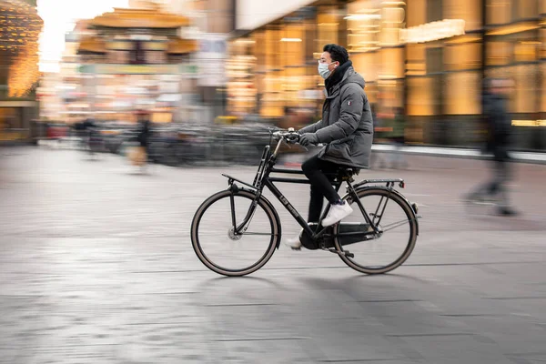 Panning Shot Cyclist Cycle Passing Leiden Netherlands December 2020 Year — Stock Photo, Image