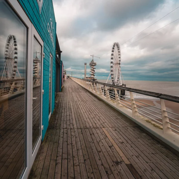 Clouds Ferris Wheel Pier Scheveningen Reflecting Window Glass Hague Netherlands — Stockfoto