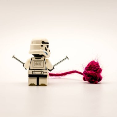 Minyatür lego askeri figürü, Star Wars klonu kırmızı iplikler örüyor.