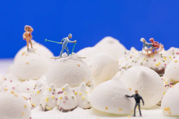 Pessoas Miniatura Figuras Entre Bolas Marshmallow Imitação Esqui Imagens Royalty-Free