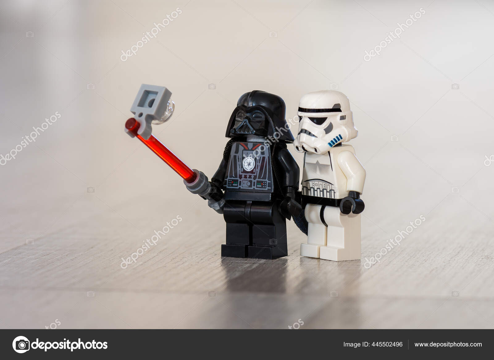 Lego Trooper Vestindo Fantasia De Fada Segurando Ursinho Imagem Editorial -  Imagem de clone, traje: 185333740