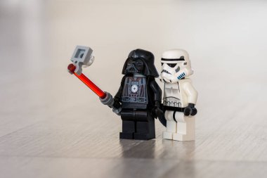 Minyatür Lego Askerleri figürleri, Star Wars klonları selfie çekiyor. 