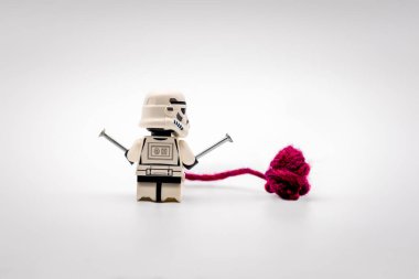 Minyatür lego askeri figürü, Star Wars klonu kırmızı iplikler örüyor.