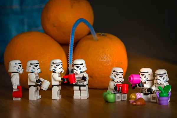 Miniatura Lego Trooper Figuras Clones Star Wars Fazendo Suco Laranja — Fotografia de Stock