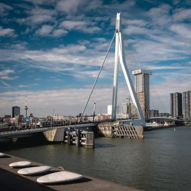 24 Şubat 2021 'de, Erasmus Köprüsü Hollanda' nın Rotterdam şehrinde kablo destekli ve baskülü bir köprüdür.