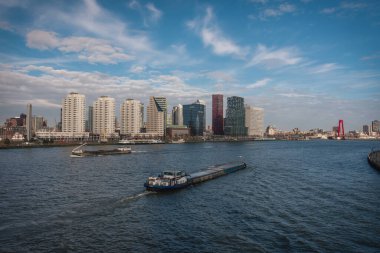 24 Şubat konteynır gemisi Hollanda 'daki Rotterdam limanından ayrılıyor. Avrupa 'nın en büyük limanı.