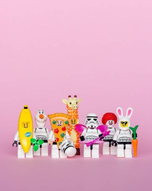 Pembe arka planda minyatür lego figürleri