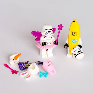 Minyatür lego figürleri gri üzerine