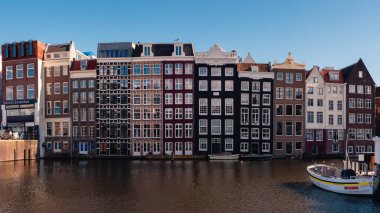 Hollanda 'nın Amsterdam kentindeki kanal, Amstel Nehri' ne ev sahipliği yapıyor.