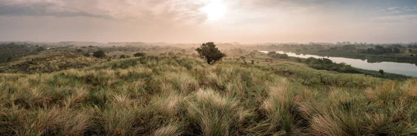 Güneşli sonbahar gününde çayırların arasındaki nehir manzarası, Vogelenzang, Bloemendaal belediyesi, Kuzey Hollanda, Hollanda. 
