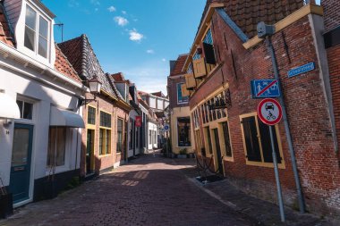 Nisan 2021, Hoorn 'un merkezinde evler ve dükkanlar. Hollanda 'nın kuzeybatısında bir şehir ve belediye