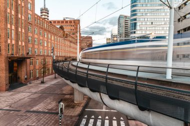 Netkous ya da Fishnets Hollanda 'nın Lahey kentindeki tramvay köprüsünün popüler adıdır.