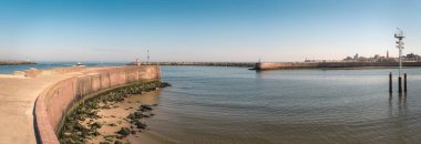 Arkasında deniz feneri olan Scheveningen 'deki plaj..