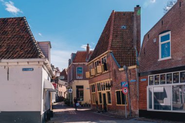 Nisan 2021, Hoorn 'un merkezinde evler ve dükkanlar. Hollanda 'nın kuzeybatısında bir şehir ve belediye