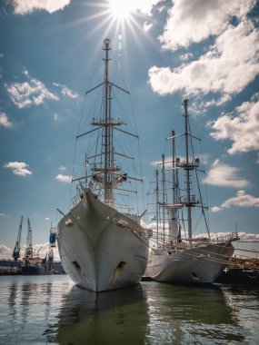 Hollanda Nisan 2021, Wind Surf dünyanın en büyük yelkenli gemilerinden biri olan 5 direkli yelkenli yelkenli yelkenlisidir.