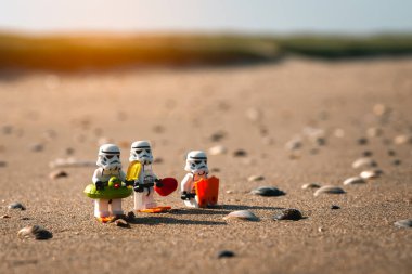 Minyatür lego asker figürleri, plajda Star Wars klonları. 