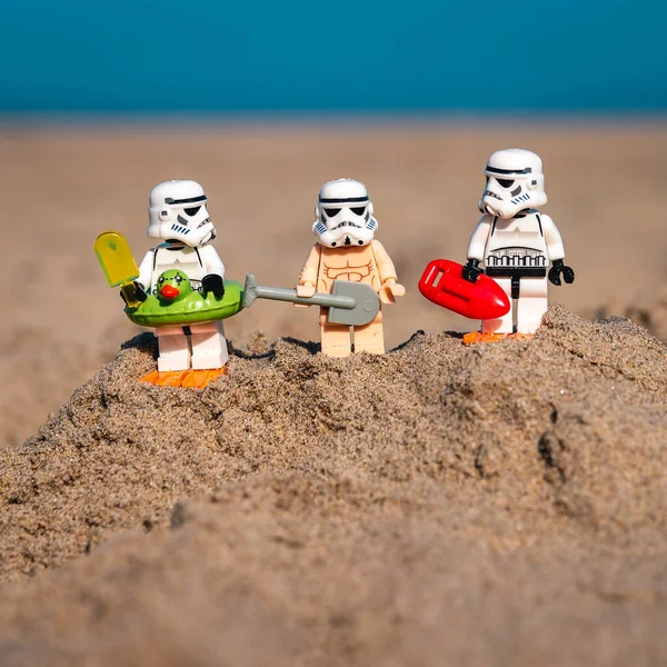 เลโก ทหารเลโก ขนาดเล โคลนจากสตาร วอร สบนชายหาด — ภาพถ่ายสต็อก