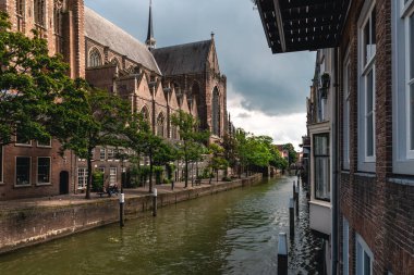 Hollanda 'nın Dordrecht şehrindeki Kanal
