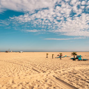 bulutlu gökyüzü ile kumlu plaj