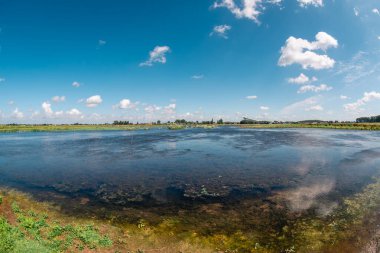 Arka planda gökyüzü olan göl görünümü