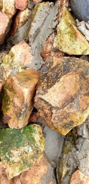 Fotoğraf arkaplanı. Çamurla kaplanmış büyük yardım taşları..