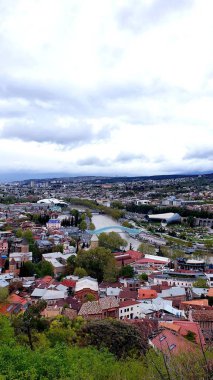 Tiflis 'in çatılarının kuş bakışı görüntüsü. Georgia 'da seyahat..