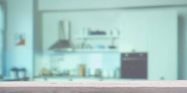 Bulanık mutfak odasında boş beyaz masa