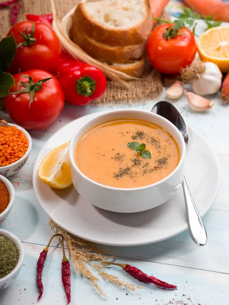 Sopa Ezo Gelin Turca Com Legumes Coloridos Mesa Uma Das — Fotografia de Stock