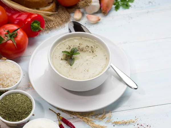 Yayla汤 土耳其语 Yoghurt Soup 白色桌上有五颜六色的蔬菜 传统土耳其菜汤 — 图库照片