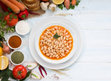 Geleneksel Türk kayısı fasulyesi. Kuru fasulye ve sebze..