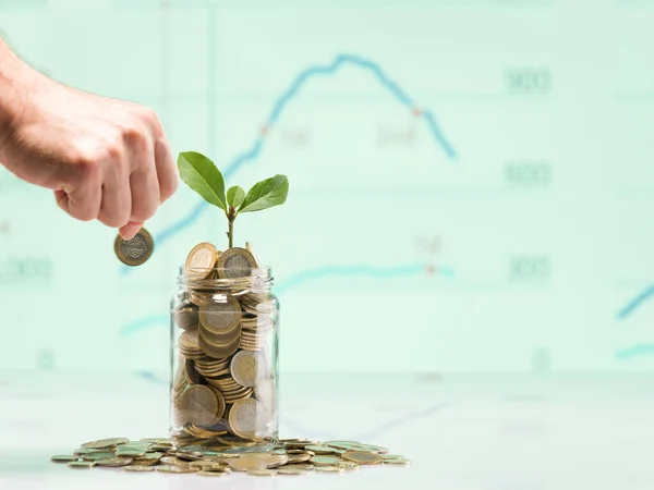 Hand Van Een Persoon Die Munt Vasthoudt Een Glazen Pot — Stockfoto