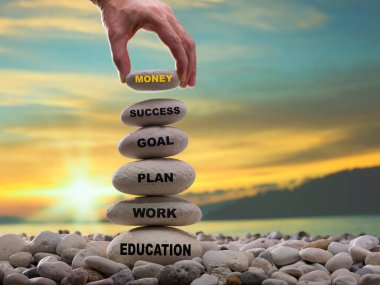 Adımlar atan para. Adamın eli taş kuleye çakıl koyuyor. Eğitim, iş, plan, hedef, başarı ve para kavramları için taş yığını