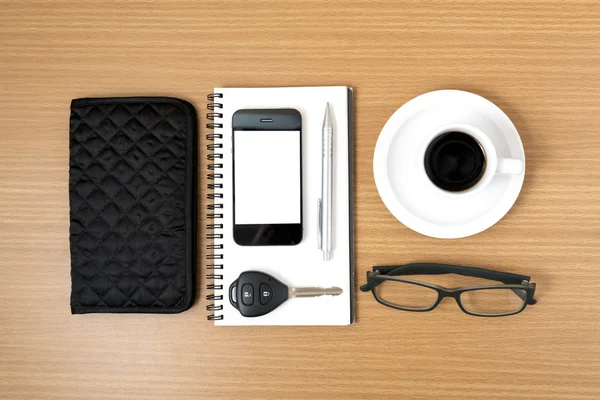Kaffe och telefon med anteckningar, bilnyckel, glasögon och plånbok — Stockfoto