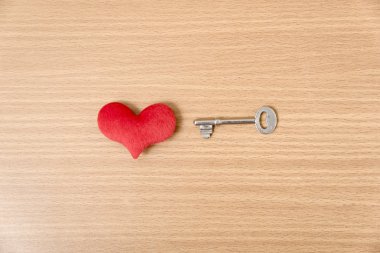 Kırmızı kalp ile anahtar