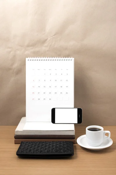 Stół roboczy: kawa z telefonu, stos książek i portfel — Zdjęcie stockowe