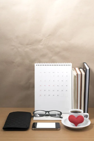 Asztal: kávé, telefon, halom könyv, pénztárca, a szív eyeglasse — Stock Fotó