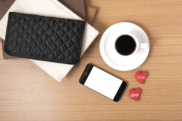 Skrivbord: kaffe med telefon, stack av bok, plånbok — Stockfoto