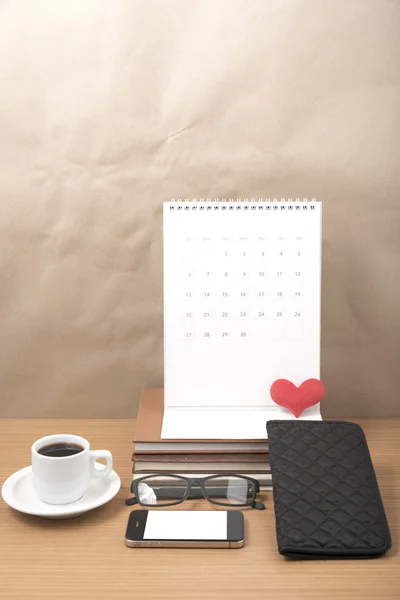 Schreibtisch im Büro: Kaffee mit Telefon, Stapel Bücher, Brille, Geldbörse, — Stockfoto