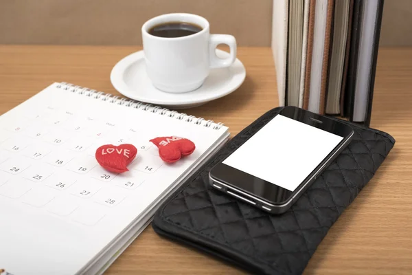 Escritorio de oficina: café con teléfono, cartera, calendario, corazón, pila de b —  Fotos de Stock