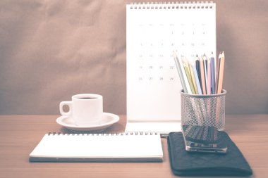 Ofis Büro: telefon, cüzdan, takvim, renk kalem kutusu ile kahve