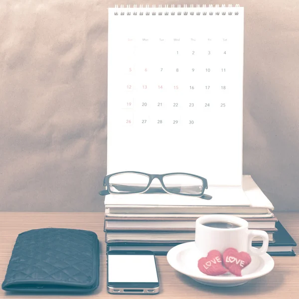 Bureau: koffie met telefoon, portemonnee, kalender, hart, stack van b — Stockfoto