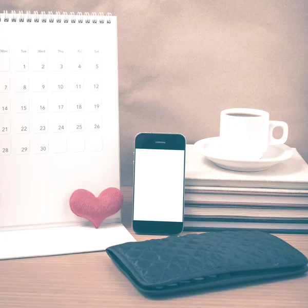 Ufficio scrivania: caffè con telefono, portafoglio, calendario, cuore, pila di b — Foto Stock