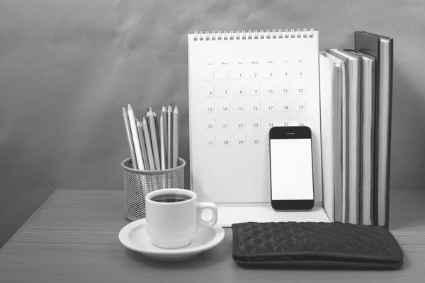 Bureau: koffie met telefoon, portemonnee, kalender, kleur potlood box — Stockfoto