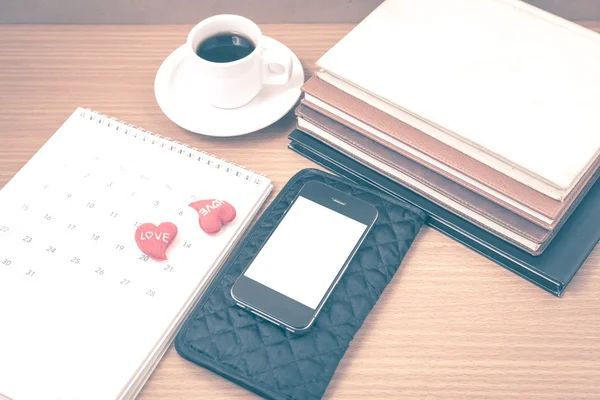 Kancelářský stůl: káva s telefonem, peněženka, kalendář, srdce, zásobníku b — Stock fotografie