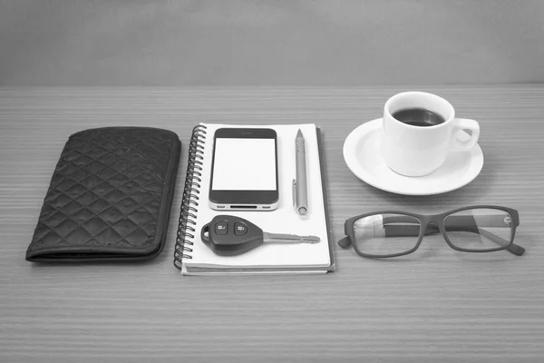 Káva a telefon s Poznámkový blok, klíče od auta, brýle a Peněženka blac — Stock fotografie