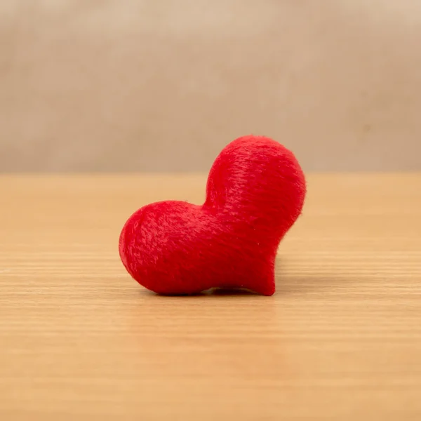 Cuore rosso su legno — Foto Stock