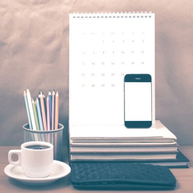 Ofis Büro: telefon, cüzdan, takvim, renk kalem kutusu ile kahve
