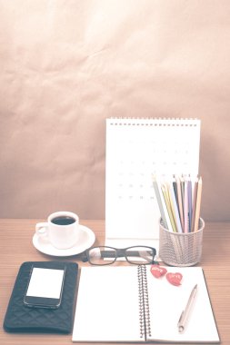 Ofis Büro: telefon, cüzdan, takvim, renk kalem kutusu ile kahve